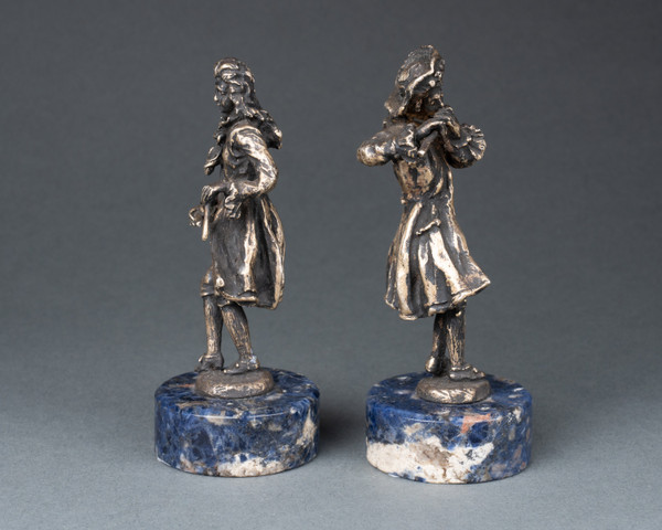 Paire de musiciens en bronze sur un socle en lapis lazuli, XIXe siècle 