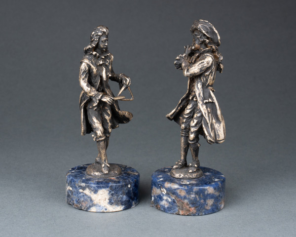 Paire de musiciens en bronze sur un socle en lapis lazuli, XIXe siècle 