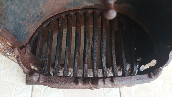 Holz- oder Kohleofen aus Gusseisen mit Engelsdekor