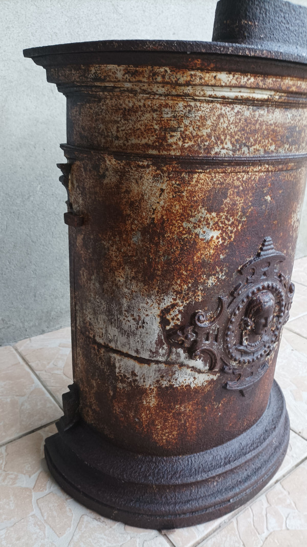 Holz- oder Kohleofen aus Gusseisen mit Engelsdekor
