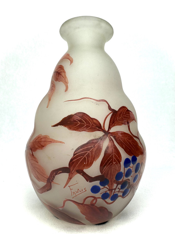 Fanus - Vaso decorato con tralci di vite vergini
