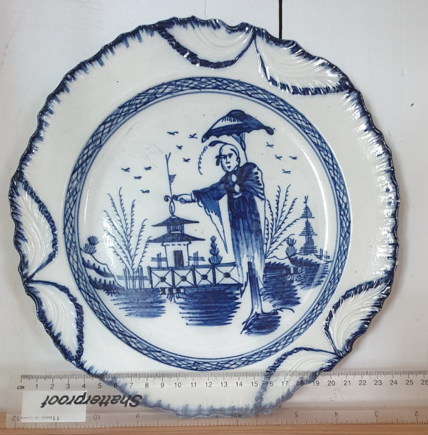 Englischer Perlengeschirrteller mit dem Muster "Long Eliza", ca. 1780er Jahre