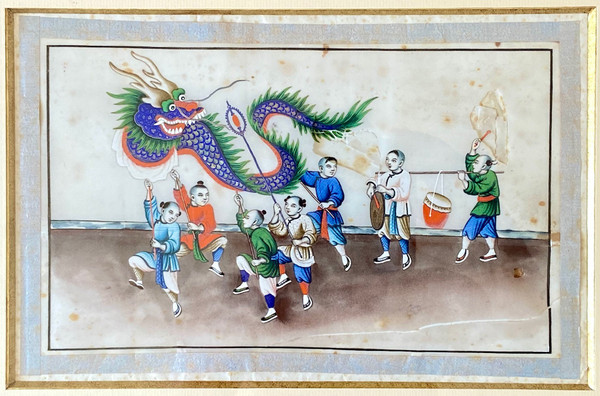 China Um 1900, Gouache Auf Reispapier, Dargestellt sind Kinder, die mit einem Drachen marschieren.
