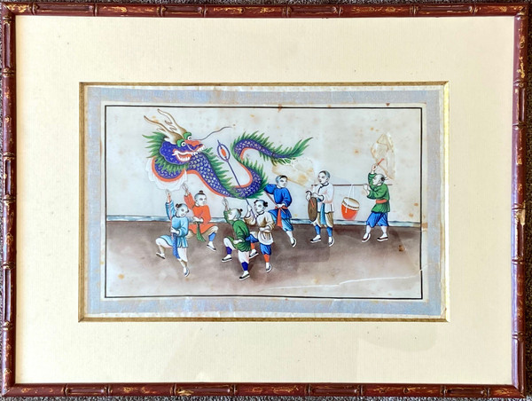 China Um 1900, Gouache Auf Reispapier, Dargestellt sind Kinder, die mit einem Drachen marschieren.