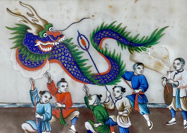 China Um 1900, Gouache Auf Reispapier, Dargestellt sind Kinder, die mit einem Drachen marschieren.