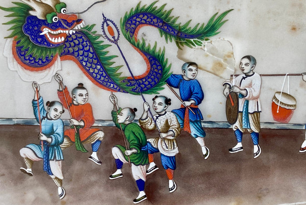China Um 1900, Gouache Auf Reispapier, Dargestellt sind Kinder, die mit einem Drachen marschieren.