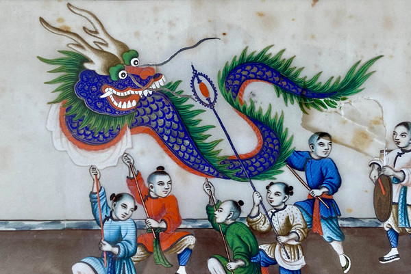 China Um 1900, Gouache Auf Reispapier, Dargestellt sind Kinder, die mit einem Drachen marschieren.