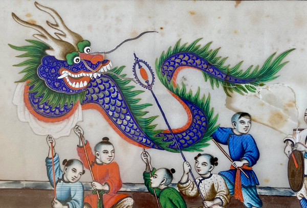 China Um 1900, Gouache Auf Reispapier, Dargestellt sind Kinder, die mit einem Drachen marschieren.