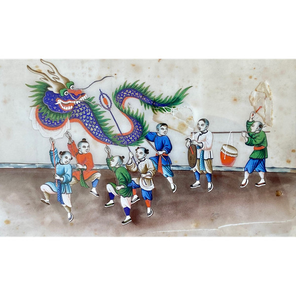 China Um 1900, Gouache Auf Reispapier, Dargestellt sind Kinder, die mit einem Drachen marschieren.