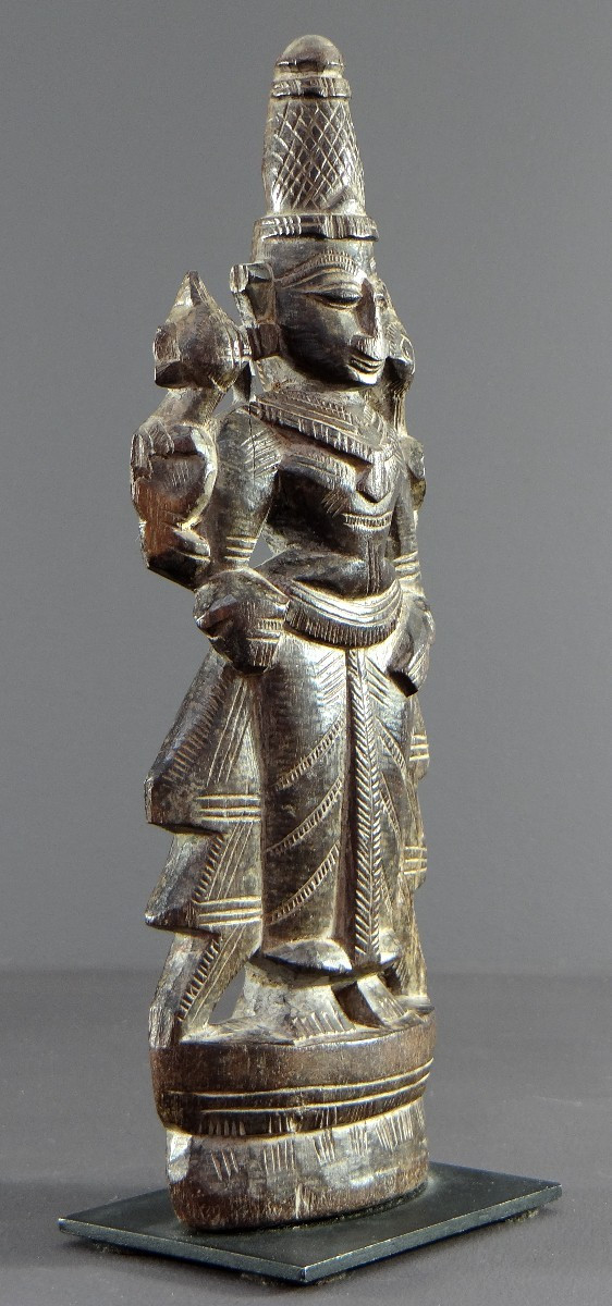 Indien, Bezaubernde Holzgeschnitzte Statuette, die Lakshmi darstellt, 1900-1920.