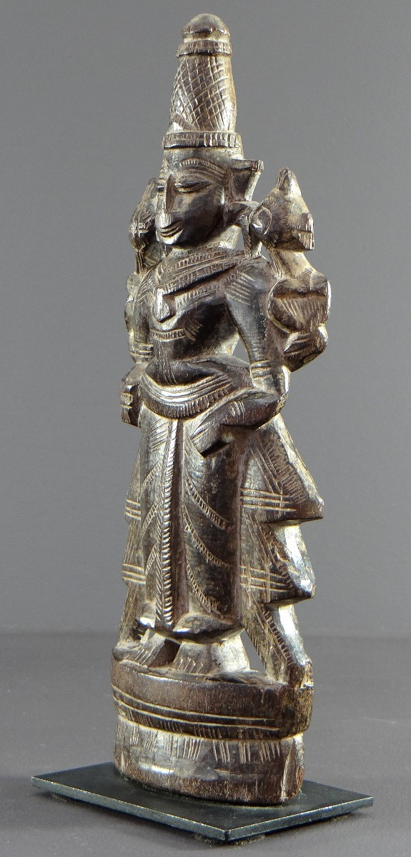 Indien, Bezaubernde Holzgeschnitzte Statuette, die Lakshmi darstellt, 1900-1920.