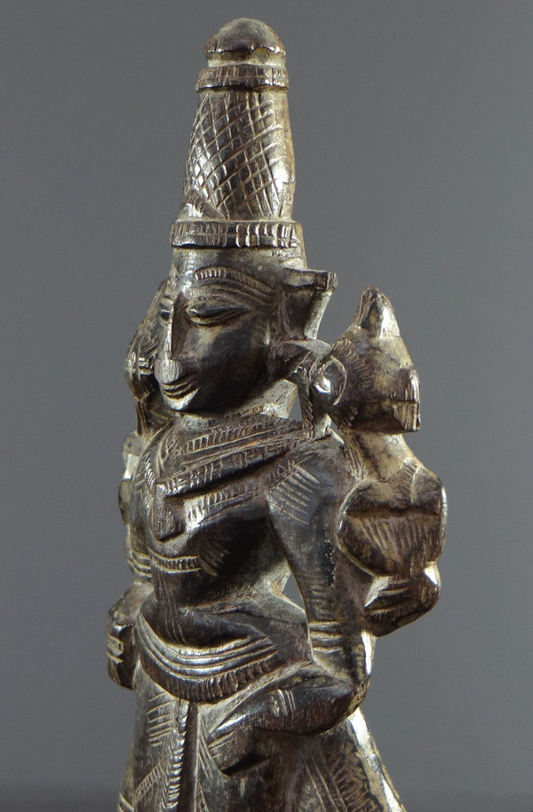 Indien, Bezaubernde Holzgeschnitzte Statuette, die Lakshmi darstellt, 1900-1920.