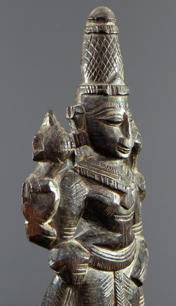 Indien, Bezaubernde Holzgeschnitzte Statuette, die Lakshmi darstellt, 1900-1920.