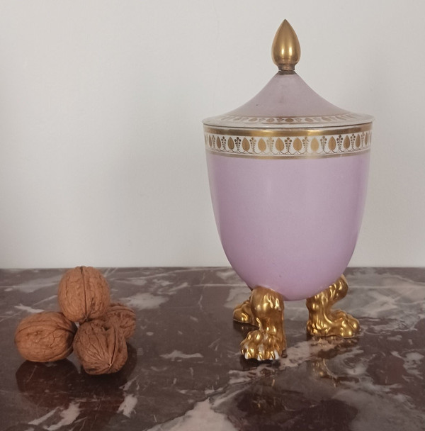 Dagoty et Honoré - seltene dreibeinige Zuckerdose aus Porzellan - lila Hintergrund - Empire, Restauration
