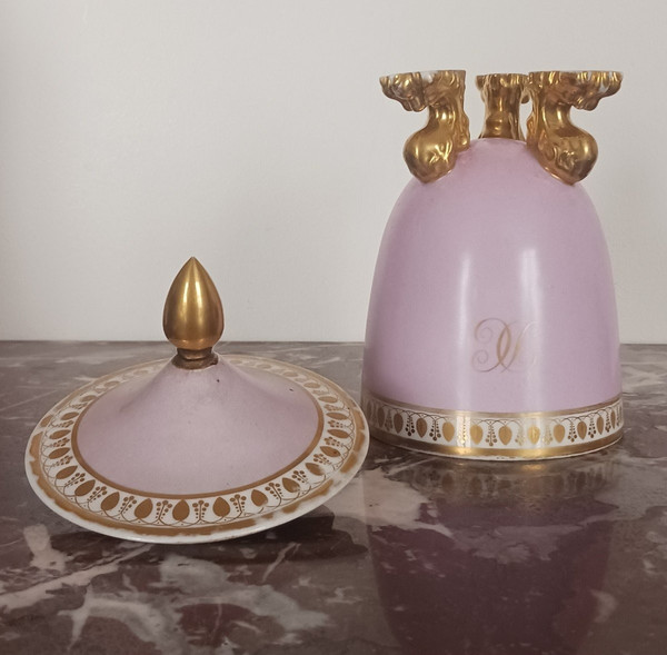 Dagoty et Honoré - seltene dreibeinige Zuckerdose aus Porzellan - lila Hintergrund - Empire, Restauration