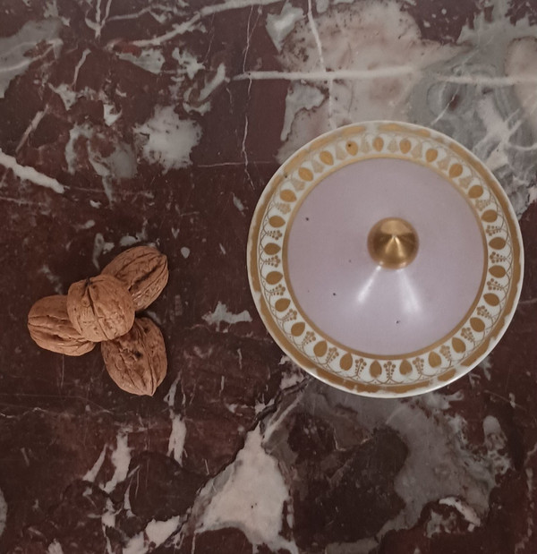 Dagoty et Honoré - seltene dreibeinige Zuckerdose aus Porzellan - lila Hintergrund - Empire, Restauration