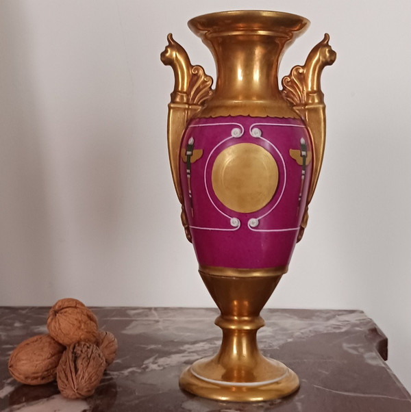 Parigi, periodo Impero, Restaurazione - vaso a fuso in porcellana - sfondo viola e trofei di guerra