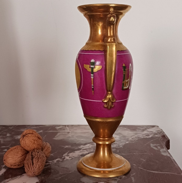Parigi, periodo Impero, Restaurazione - vaso a fuso in porcellana - sfondo viola e trofei di guerra