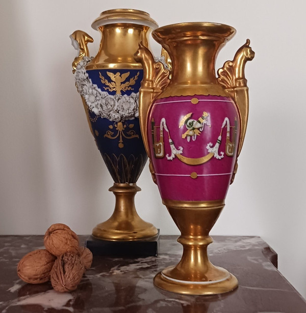Parigi, periodo Impero, Restaurazione - vaso a fuso in porcellana - sfondo viola e trofei di guerra