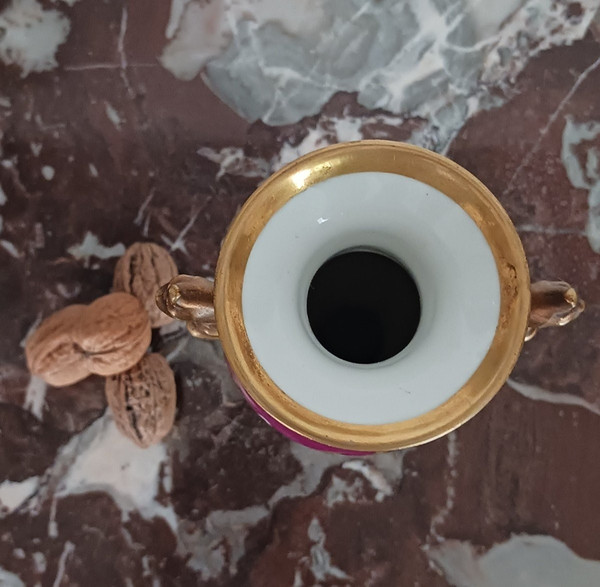 Parigi, periodo Impero, Restaurazione - vaso a fuso in porcellana - sfondo viola e trofei di guerra