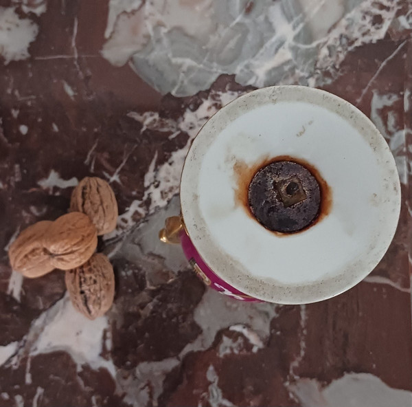 Parigi, periodo Impero, Restaurazione - vaso a fuso in porcellana - sfondo viola e trofei di guerra