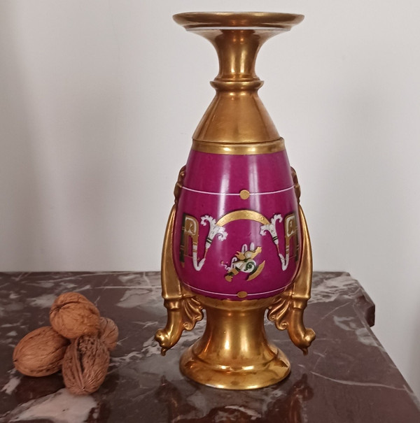 Parigi, periodo Impero, Restaurazione - vaso a fuso in porcellana - sfondo viola e trofei di guerra