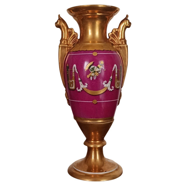 Parigi, periodo Impero, Restaurazione - vaso a fuso in porcellana - sfondo viola e trofei di guerra