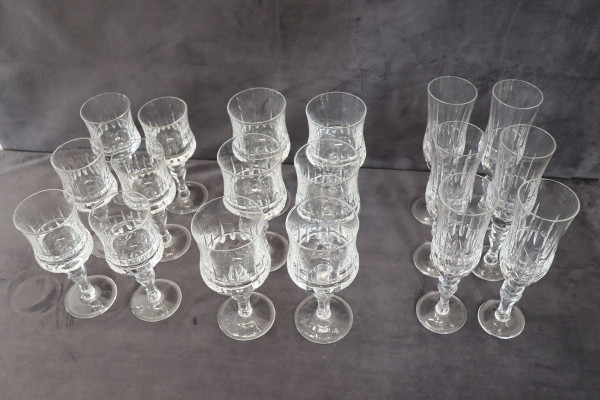 Set aus 18 Kristallgläsern