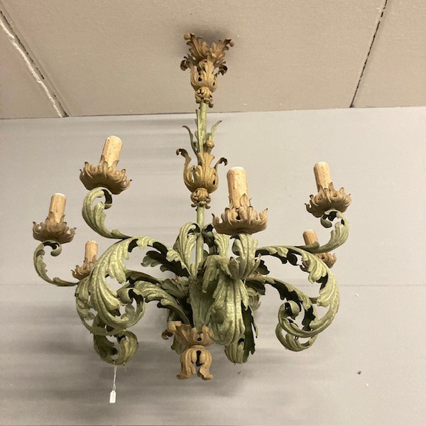 Lustre ancien à 8 lumières en fer forgé. Fin du 19ème siècle, peint. Dimensions :H 108 dia 95