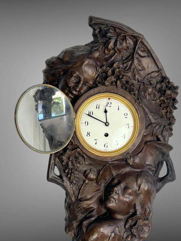 GRANDE SCULPTURE ART DÉCO EN TERRE CUITE SIGNÉE REPRÉSENTANT UNE PENDULE