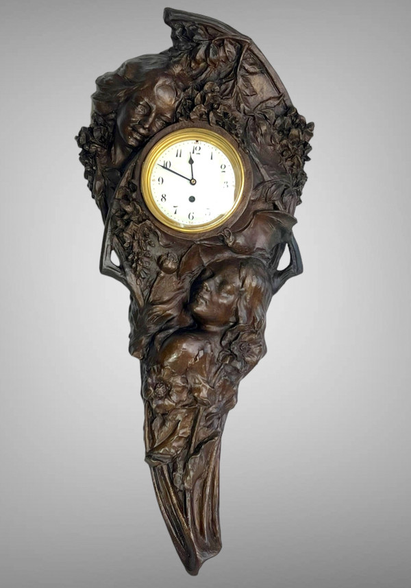 GRANDE SCULPTURE ART DÉCO EN TERRE CUITE SIGNÉE REPRÉSENTANT UNE PENDULE