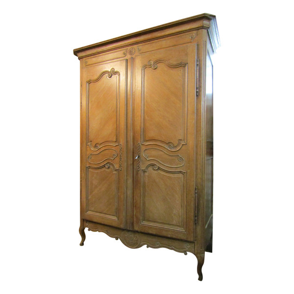 Lorraine wardrobe