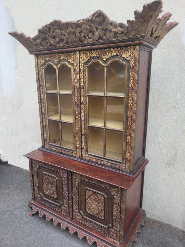 Vetrina asiatica in legno intagliato, fine XIX inizio XX secolo