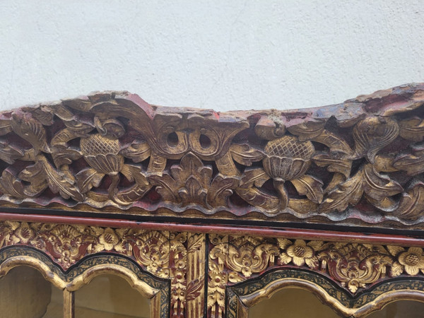 Vetrina asiatica in legno intagliato, fine XIX inizio XX secolo