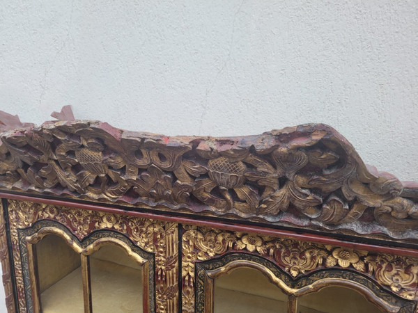 Vetrina asiatica in legno intagliato, fine XIX inizio XX secolo