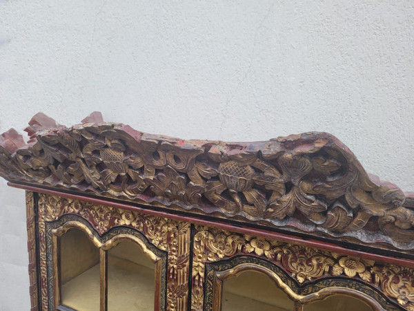 Vetrina asiatica in legno intagliato, fine XIX inizio XX secolo