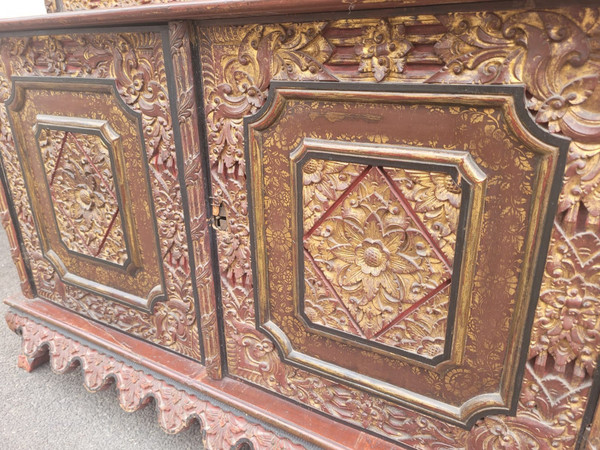 Vetrina asiatica in legno intagliato, fine XIX inizio XX secolo