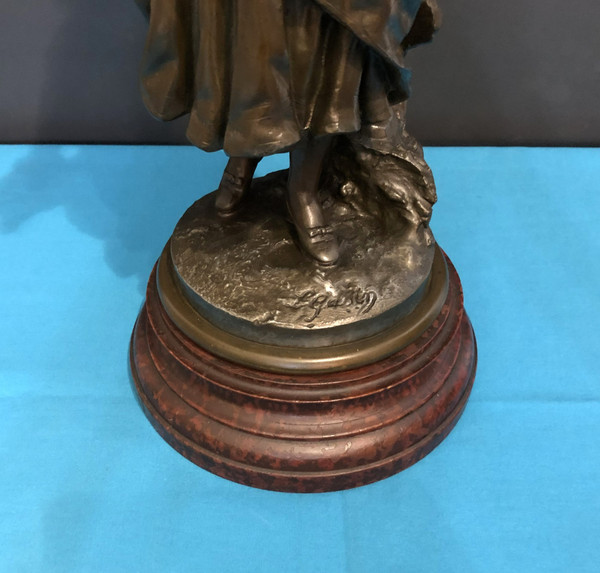 ancienne lampe à pétrole en régule patiné bronze 103 cm Tulipe  et réservoir en verre émaillé.