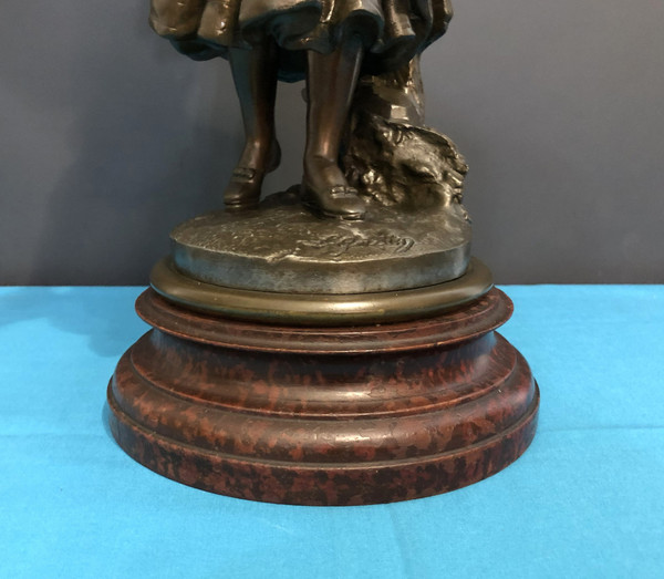 ancienne lampe à pétrole en régule patiné bronze 103 cm Tulipe  et réservoir en verre émaillé.
