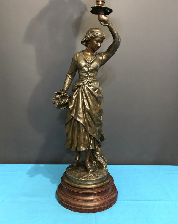 ancienne lampe à pétrole en régule patiné bronze 103 cm Tulipe  et réservoir en verre émaillé.