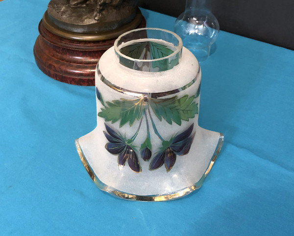 ancienne lampe à pétrole en régule patiné bronze 103 cm Tulipe  et réservoir en verre émaillé.