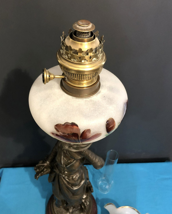 ancienne lampe à pétrole en régule patiné bronze 103 cm Tulipe  et réservoir en verre émaillé.
