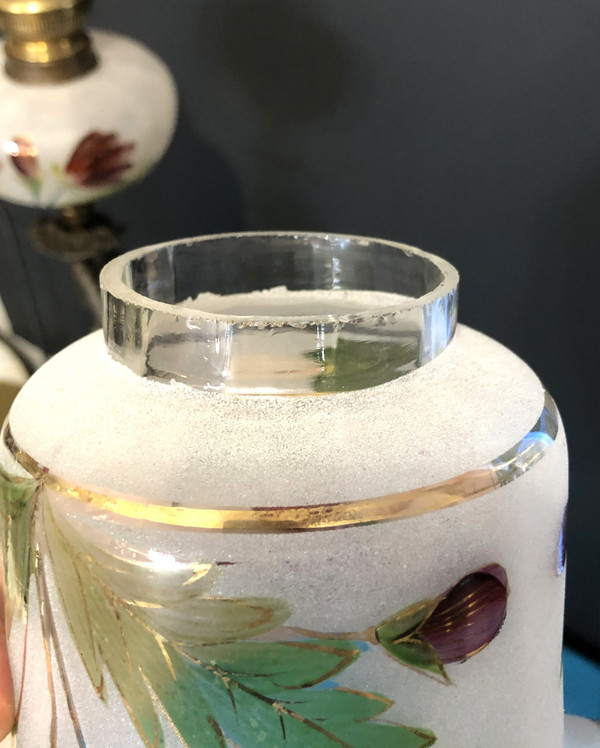 ancienne lampe à pétrole en régule patiné bronze 103 cm Tulipe  et réservoir en verre émaillé.