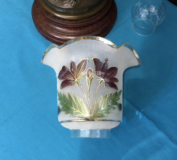 ancienne lampe à pétrole en régule patiné bronze 103 cm Tulipe  et réservoir en verre émaillé.
