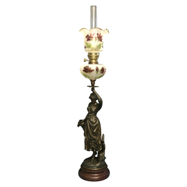 ancienne lampe à pétrole en régule patiné bronze 103 cm Tulipe  et réservoir en verre émaillé.