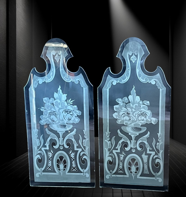 PAIRE DE VITRES DES ANNÉES 1900 DE BISTROT EN VERRE DÉPOLI ET GRAVÉ A L'ACIDE