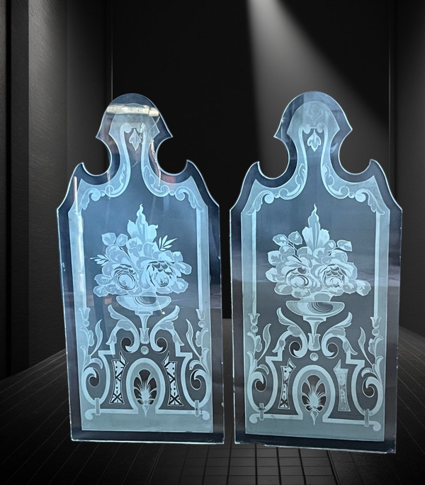 PAIRE DE VITRES DES ANNÉES 1900 DE BISTROT EN VERRE DÉPOLI ET GRAVÉ A L'ACIDE