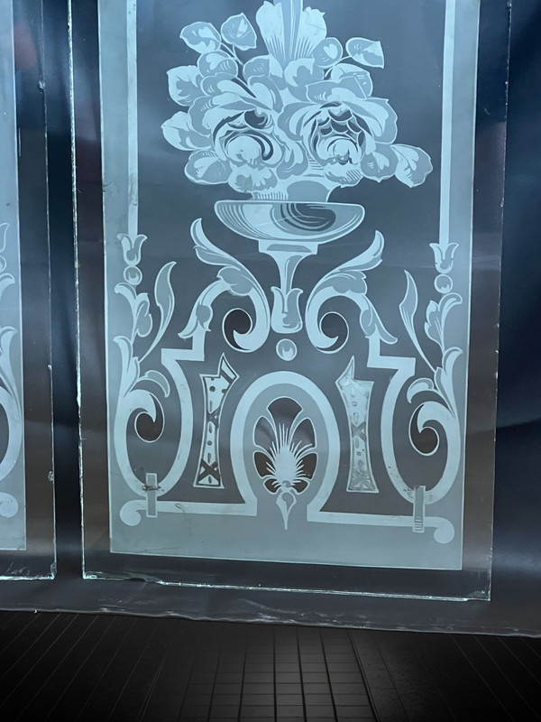PAIRE DE VITRES DES ANNÉES 1900 DE BISTROT EN VERRE DÉPOLI ET GRAVÉ A L'ACIDE