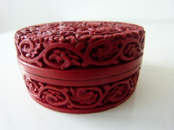 Antique box in red lacquer from China or Indochina