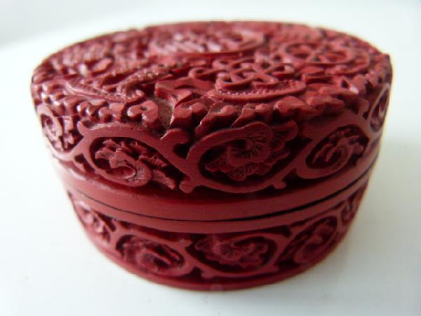 Antique box in red lacquer from China or Indochina